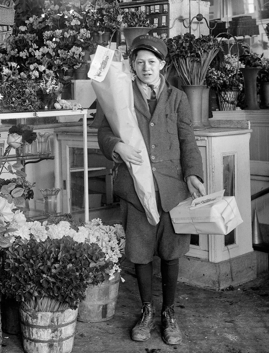 Abe Singer, ayudante de 14 años de edad en la Floristería Wax de Boston, Massachusetts. 1917. Shorpy